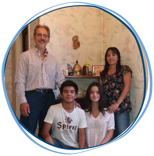 Familia schoenstattiana en su Santuario del hogar