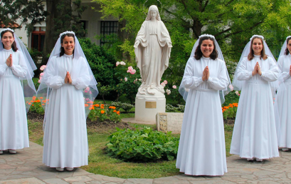 Entrega del Vestido de Hermanas de María