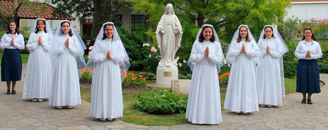 Entrega del Vestido de Hermanas de María