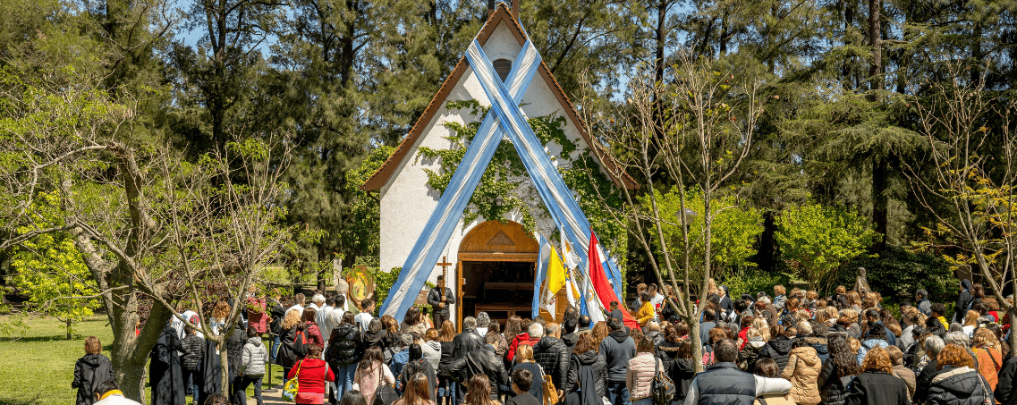 “Desciende Madre, quédate con nosotros”