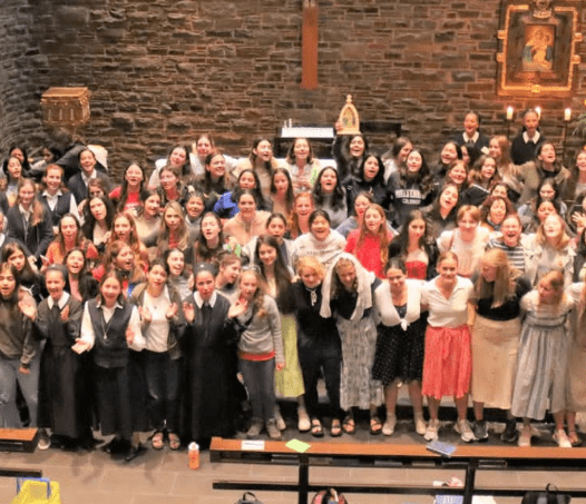 Las chicas argentinas en el Santuario Original: amor de juventud